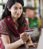 As compras com cartão trazem inúmeros benefícios, além de oportunizar as compras pela internet com a comodidade de não precisar sair de casa.