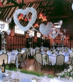 Os balões ajudam a dar graça e muito charme na decoração da festa de casamento