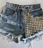 Uma calça jeans cortada e customizada vira um lindo short jeans moderno e cheio de estilo