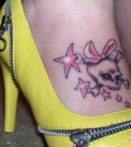 Tatuagem feminina no pé
