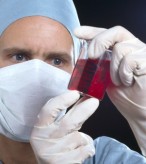 É importante procurar um médico quando aparecrem os sintomas para tratar o quanto antes a doença