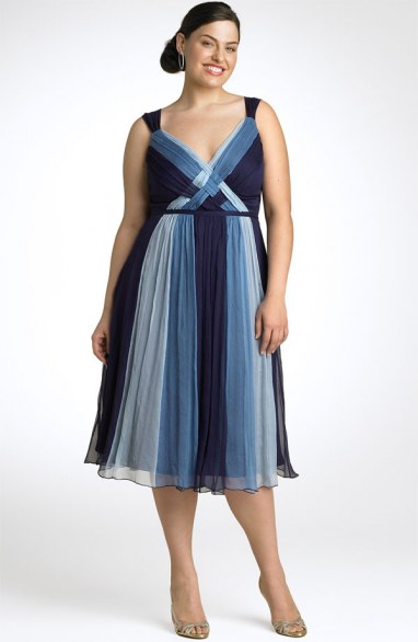 Vestido curto com listras verticais