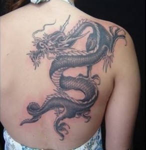 Tatuagens-Femininas-Nas-Costas-Dragão