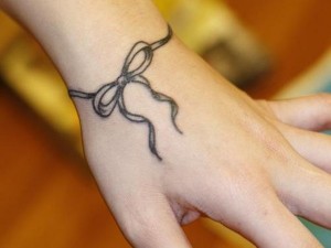 Tatuagens-Femininas-No-Pulso-Lacinho
