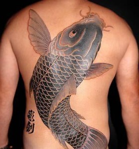 Tatuagens-masculinas-costas-carpa