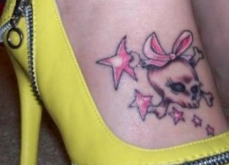 Tatuagem feminina no pé
