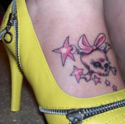 Tatuagem feminina no pé