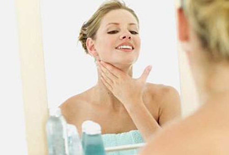 Antes de aplicar o creme, lave o rosto e o pescoço com sabonete neutro. (Foto: Reprodução)